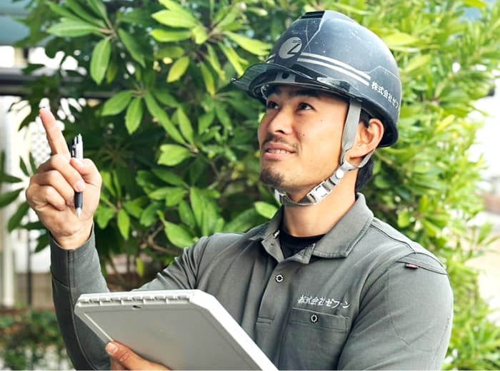 現地調査を行う職人