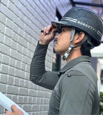 現地調査を行う職人