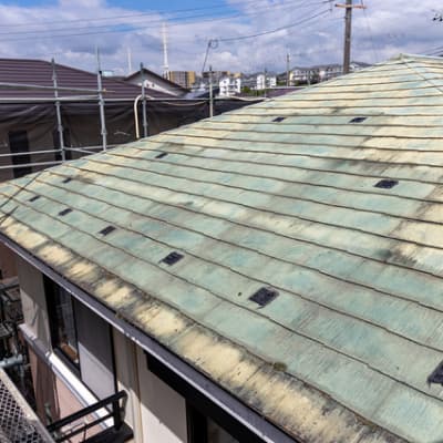 色褪せや汚れが目立つ屋根