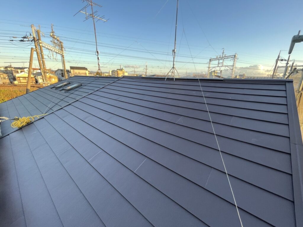 金属屋根材アイジー工業の『スーパーガルテクト』が施工された屋根