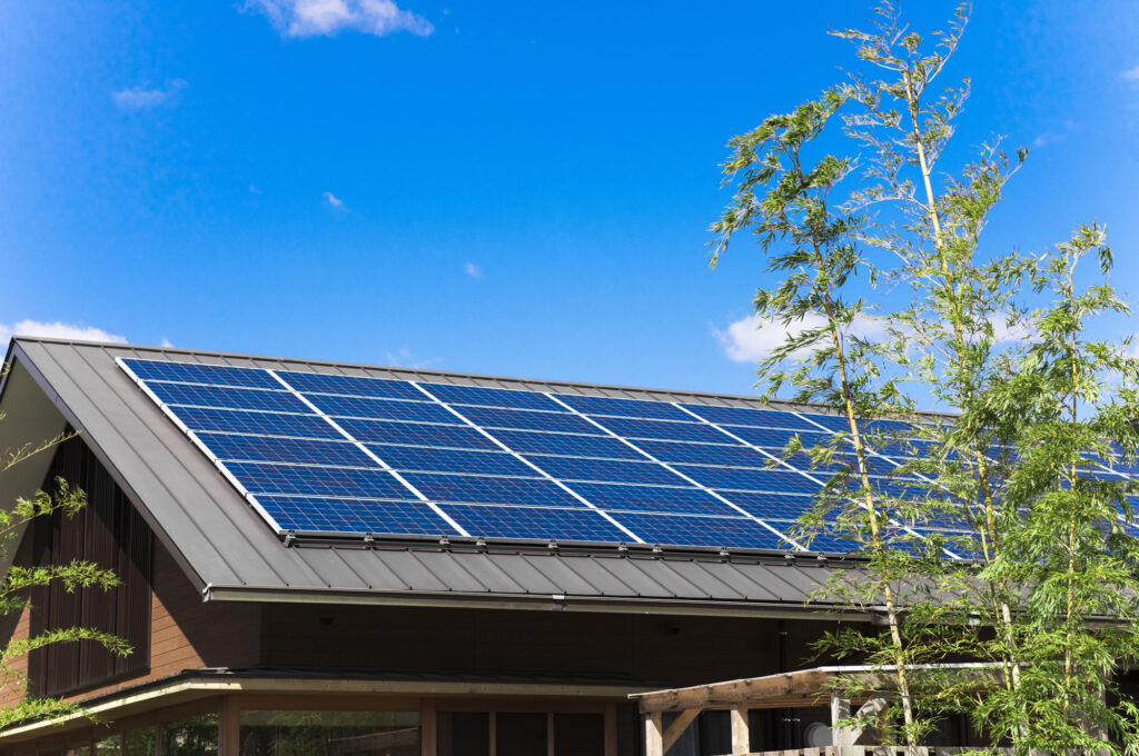 太陽光発電パネルを設置した金属屋根の住宅