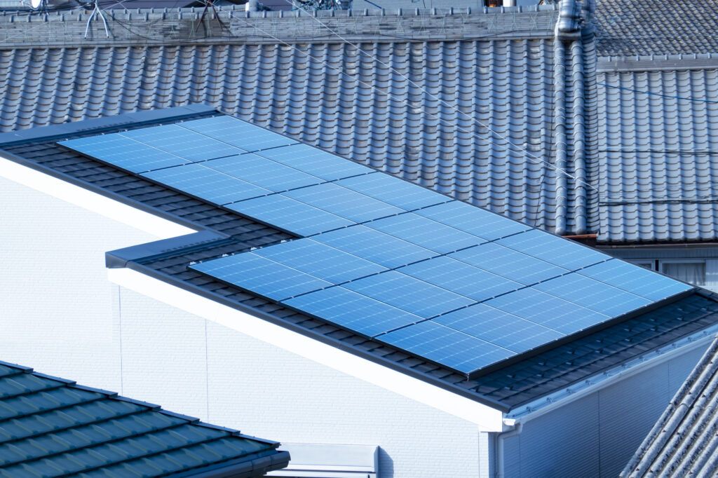 太陽光発電パネルが設置された住宅屋根
