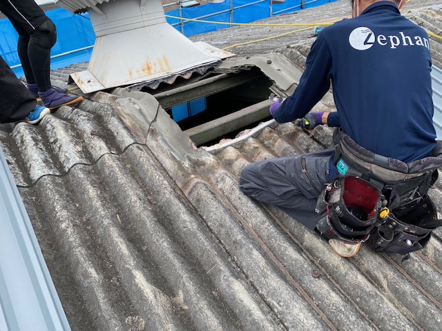 倉庫の屋根に発生する雨漏りの原因は？放置した際のリスクや補修方法、業者に依頼する際の費用や注意点について解説！