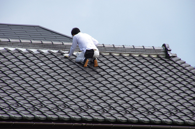 屋根補修は自分でやってもいい？業者に頼む場合の選び方・費用目安も紹介
