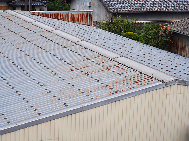 倉庫のメンテナンスは10～15年に1回！実際の工事（屋根カバー工法）の例もいくつか紹介