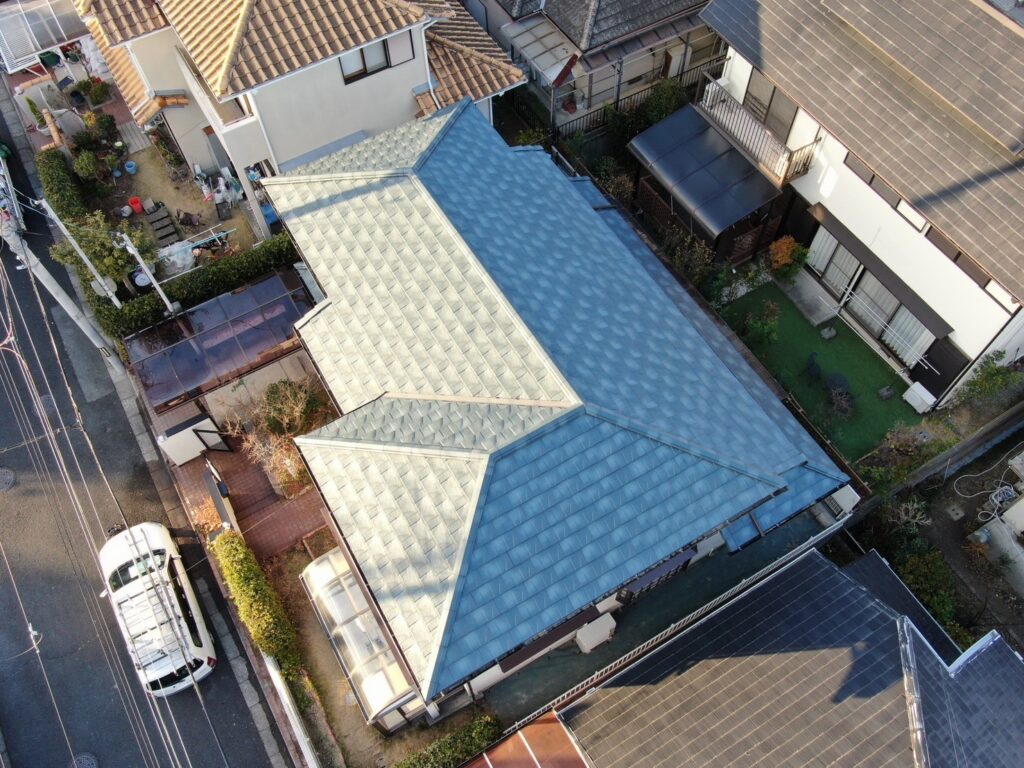 兵庫県川西市で行った屋根葺き替え工事の流れ!ハイブリッド瓦『ルーガ』のメリットも紹介