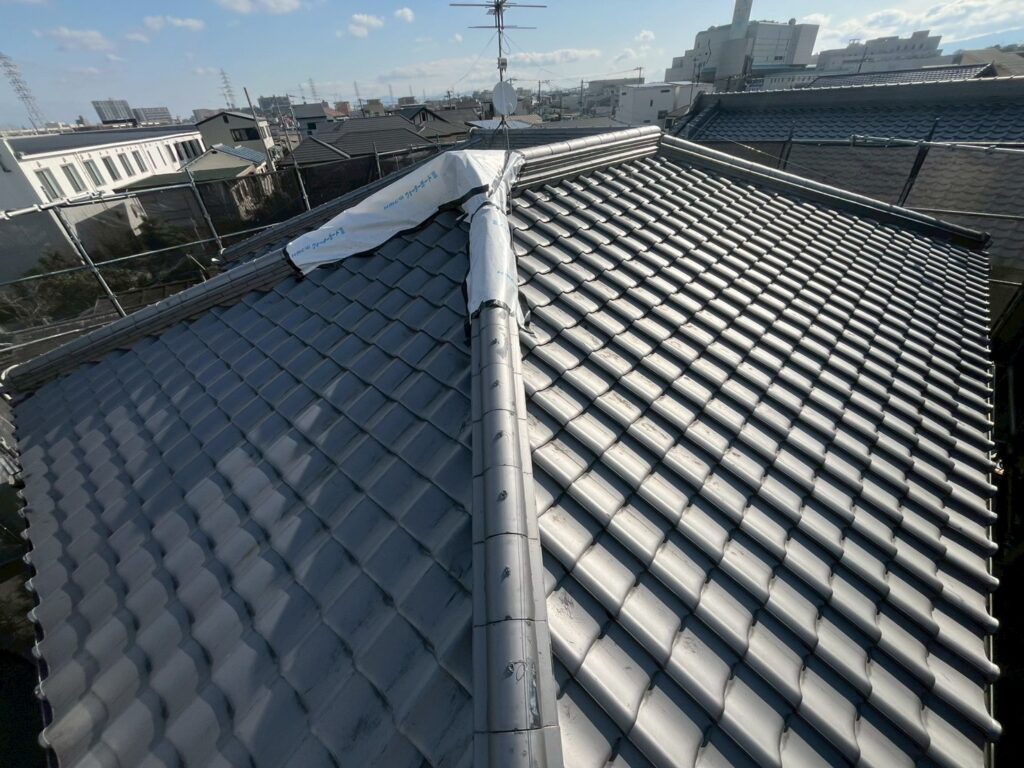 屋根の「カバー工法」とは?工事の特徴・メリット・デメリット・葺き替え工事との違いなどを解説