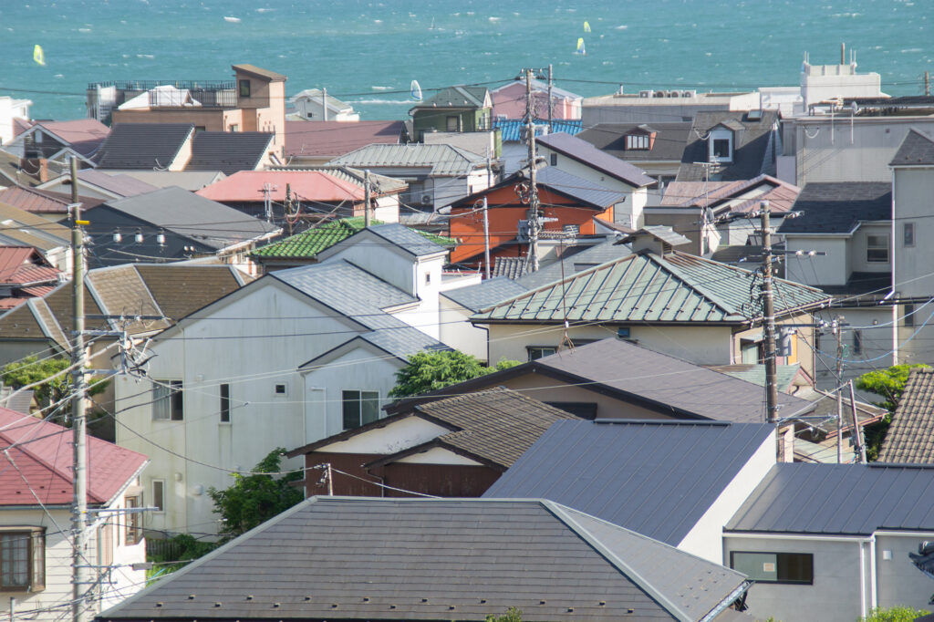 屋根葺き替えをガルバリウムで行う際の費用は?少しでも安く抑えるなら「相見積り」が肝心!
