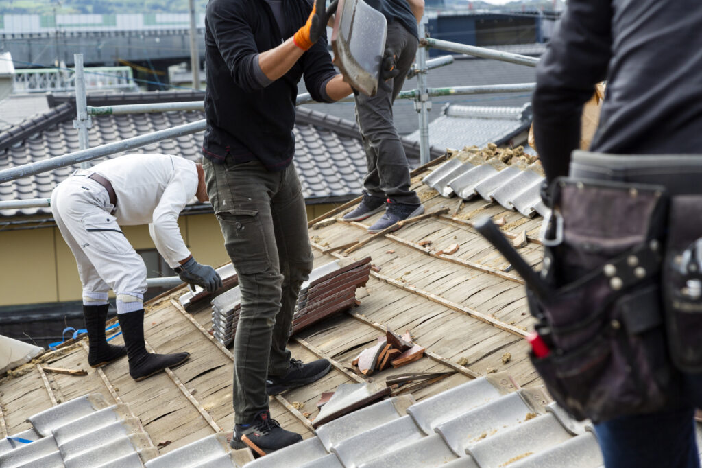 屋根の雨漏りを放置する6つのリスク！修理費用・修理事例・雨漏りの再発を防ぐ方法などを紹介