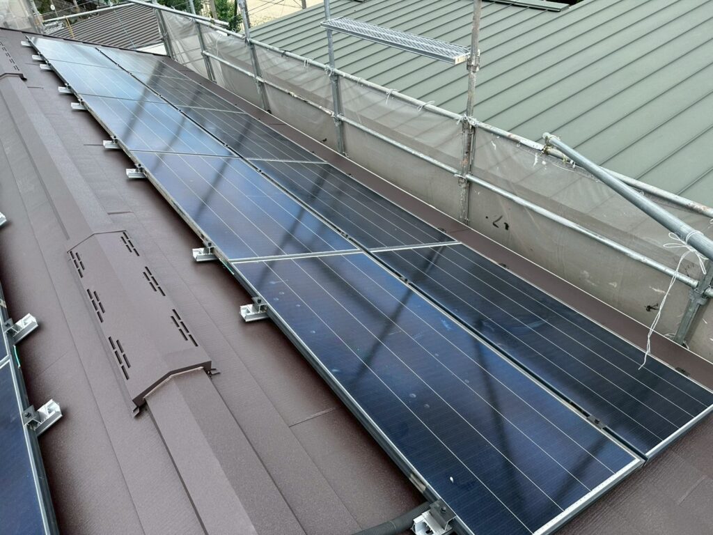 屋根カバー工法で「断熱」効果は得られる!屋根材選びにこだわること・換気棟を設置することがポイント