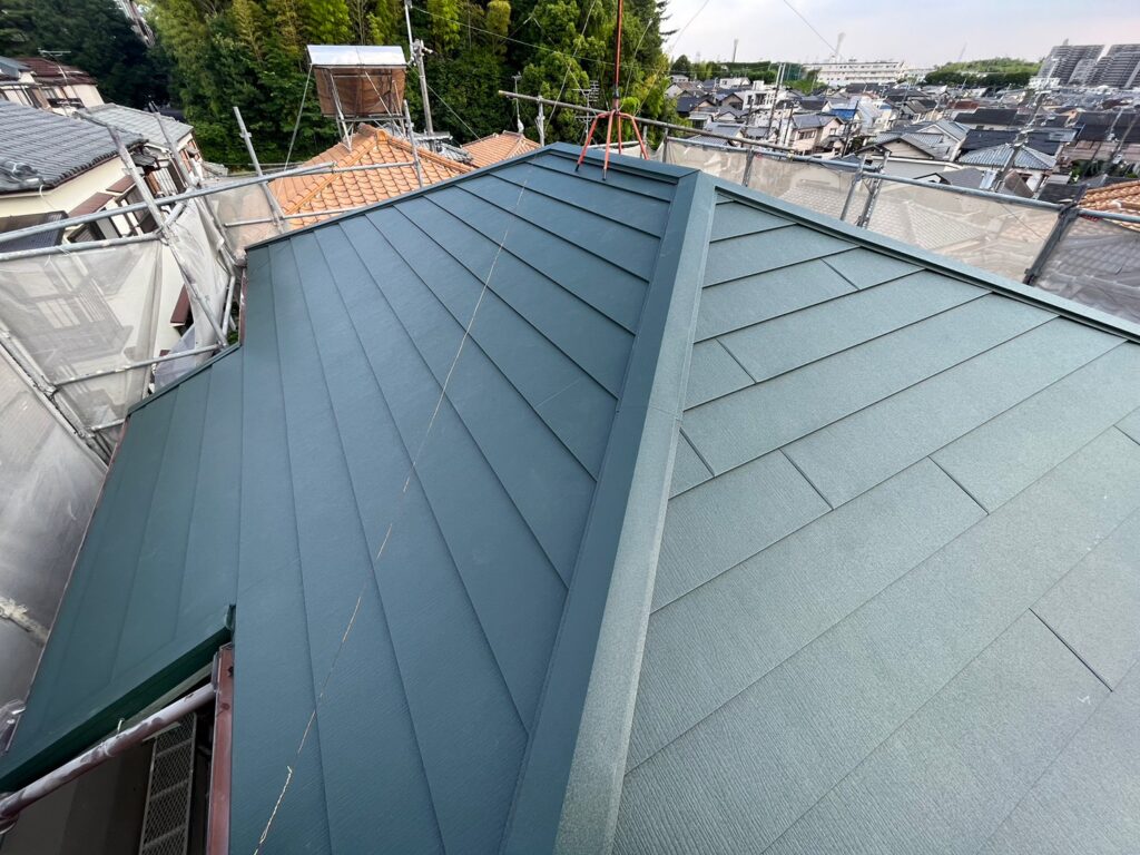 屋根カバー工法で「断熱」効果は得られる!屋根材選びにこだわること・換気棟を設置することがポイント