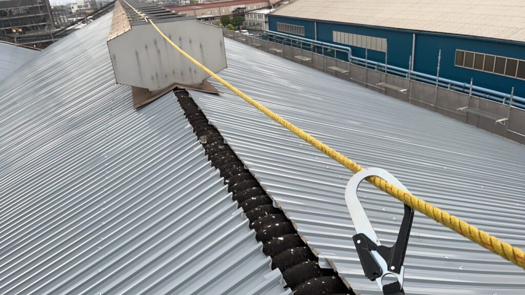 【工場・倉庫】大波スレートが劣化したら「屋根カバー工法」がオススメ!費用・工事の流れ・施工事例などを紹介