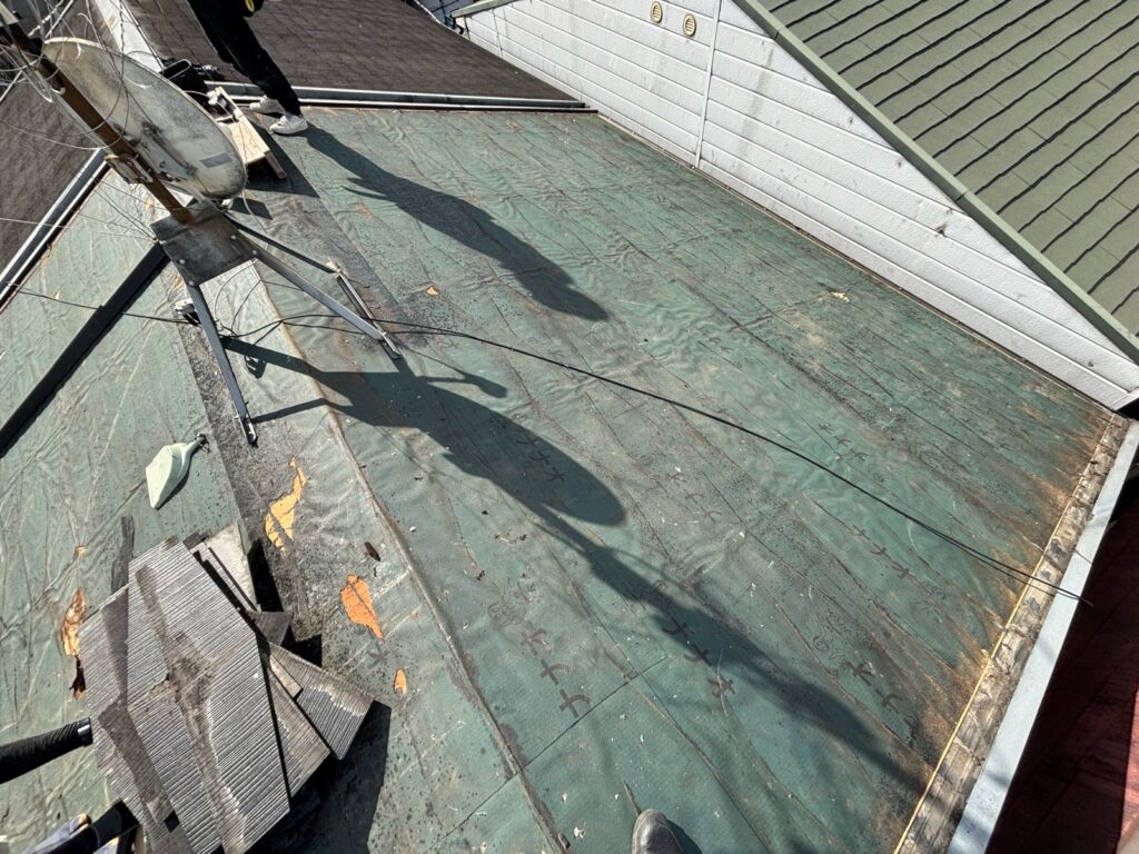 【プロ解説】「この屋根は塗装できない」と言われたら?その理由と最適なリフォーム方法を解説