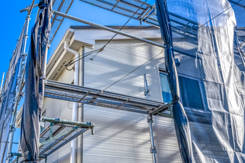 【プロ解説】「この屋根は塗装できない」と言われたら?その理由と最適なリフォーム方法を解説