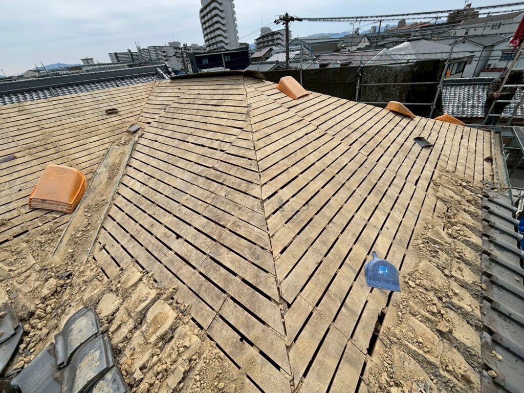 瓦屋根にカバー工法はできる？施工できない理由と最適なリフォーム方法を解説